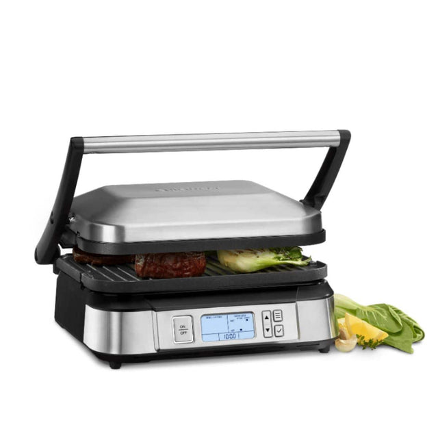 The image shows a grill with a variety of food items on it, including broccoli and meat. The grill is open, revealing the food items inside. The time displayed on the grill is 10:00, which is the time when the grill will be turned on. The grill is designed to cook the food evenly and efficiently, ensuring that the food is cooked to perfection.