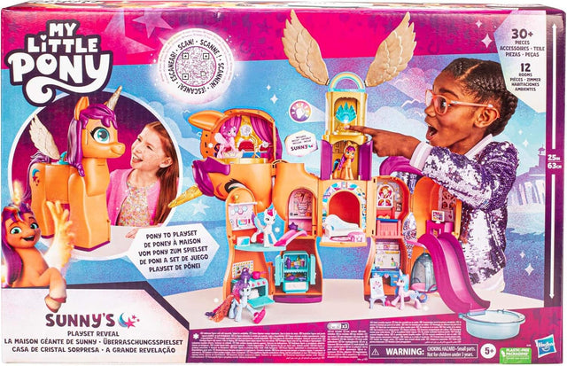 MY LITTLE PONY SCAN! SCANNE ESCANEAR! SCANNEN! ESCANEA!  
30+ PIECES ACCESSOIRES TEILE PIEZAS PEÇAS 12 ROOMS PICES ZIMMER HABITACIONES AMBIENTES  
-AUES Tm - SUNNY 25IN 63cm PONY TO PLAYSET PONEY MAISON DE PONY ZUM SPIELSET VOM A SET DE JUEGO DE PONI PLAYSET DE PNEI SUNNY'S PLAYSET REVEAL LA MAISON GANTE DE SUNNY BERRASCHUNGSSPIELSET CASA DE CRISTAL SORPRESA A GRANDE REVELAÇÃO  
CHOKING HAZARD-Small parts. WARNING: Not for children under 3 years.  
5+  
PLASTIC-FREE PACKAGING